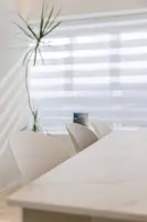 화이트톤 미팅룸의 부드러운 자연채광